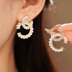 Elegant CC Gold and Pearl Hoop Earrings 😍Absolutely stunning ♥️ NEW